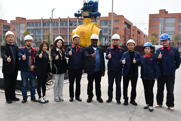四川飛球積極尋求海外市場(chǎng)，邀請(qǐng)尼日利亞客人考察交流